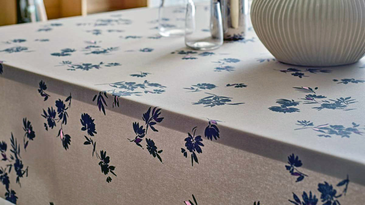 Bord med en lys vandafvisende dug