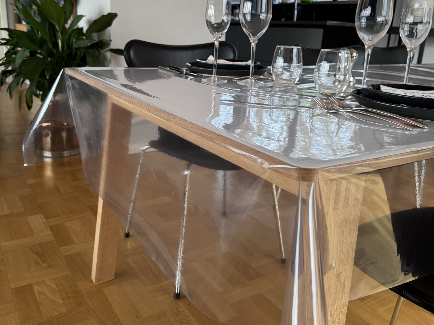 Klar plastdug 0,30 mm - blank og transparent – bredde 140 cm - tilpasses i ønskede mål og leveres rullet på rør