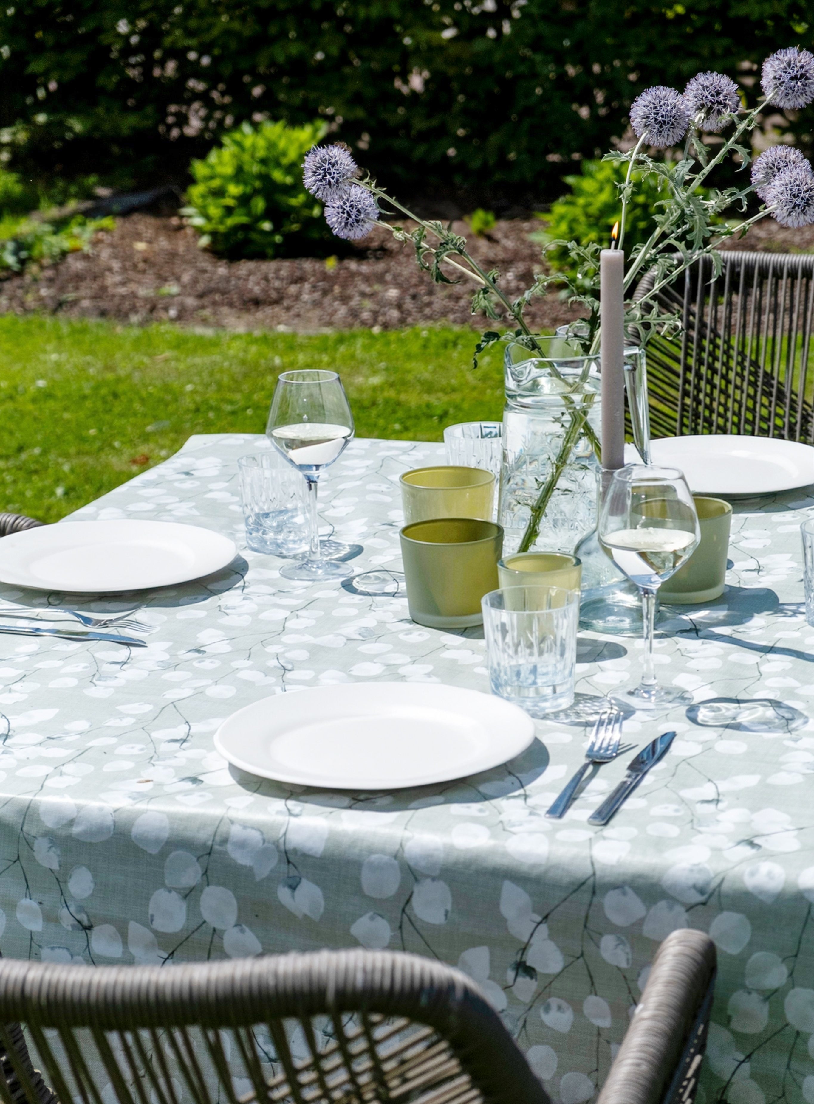 Grøn voksdug med bladmotiv – tilpasses i ønskede mål og leveres rullet på rør