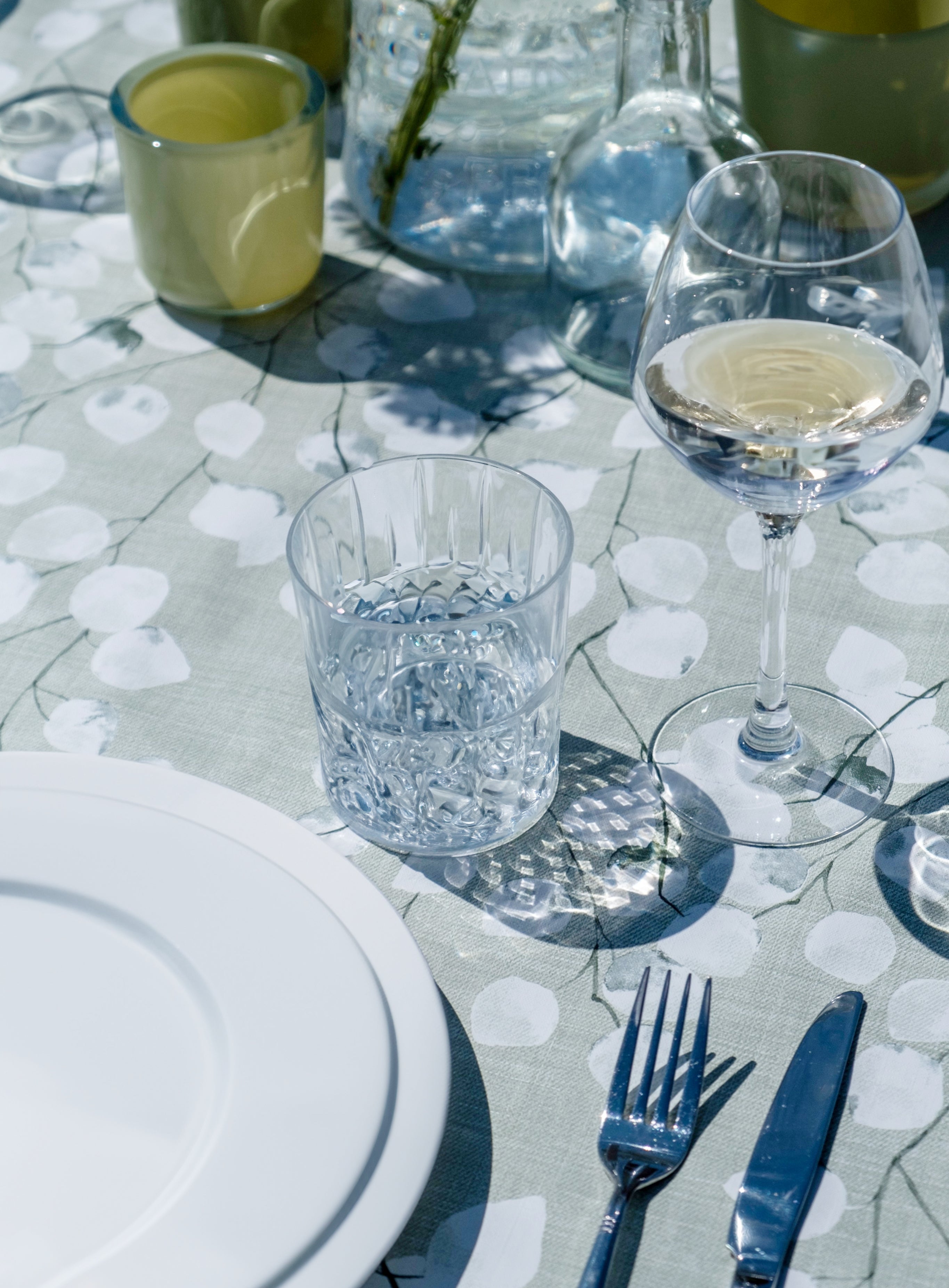 Grøn voksdug med bladmotiv – tilpasses i ønskede mål og leveres rullet på rør