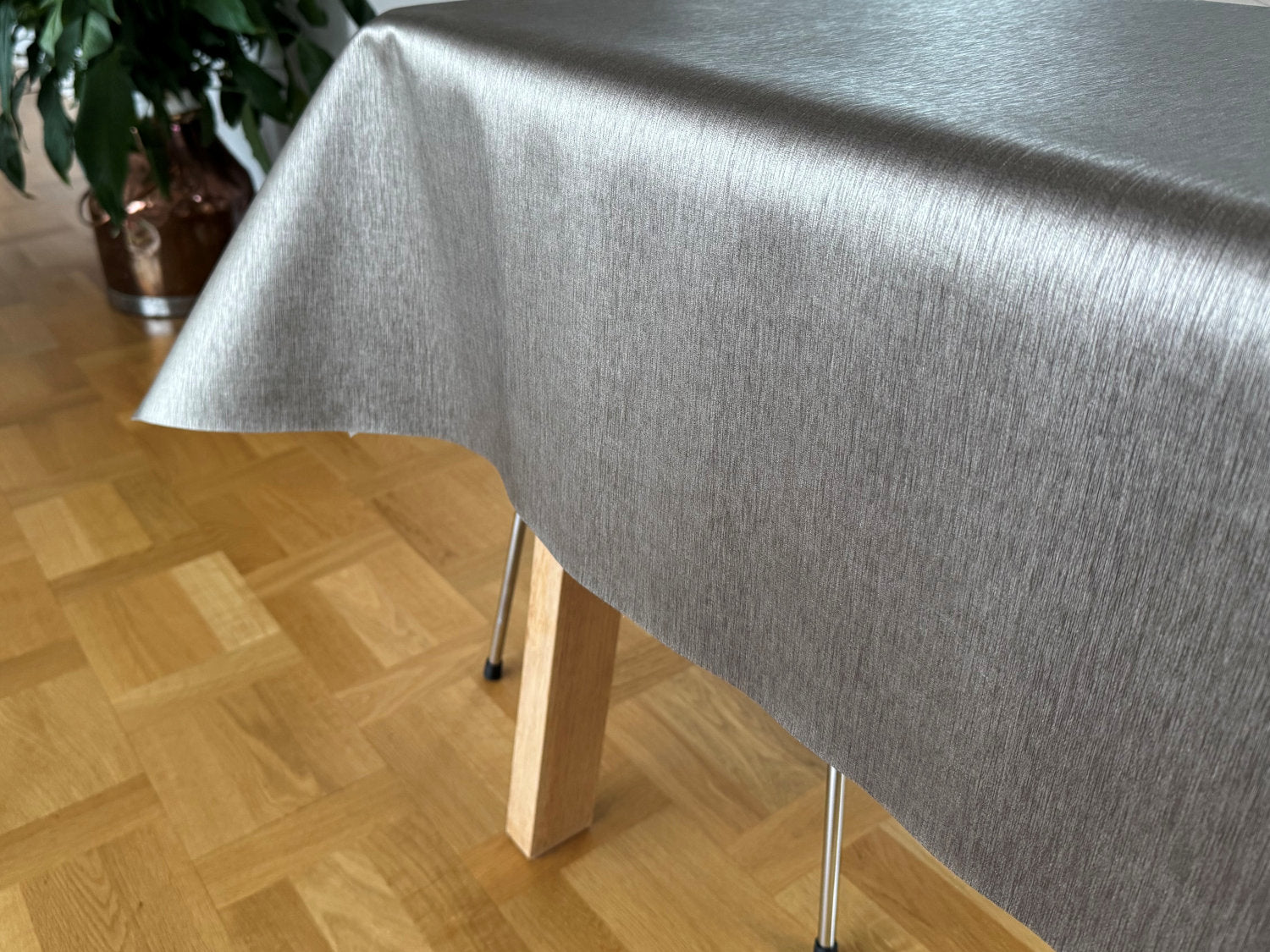 Voksdug i kraftig, silkeblød kvalitet i varm brun jordtone – tilpasses i ønskede mål og leveres rullet på rør