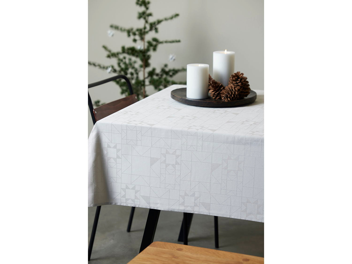 Södahl Star Damask vandafvisende akryljuledug i beige med antislip - tilpasses i ønskede mål og leveres rullet på rør