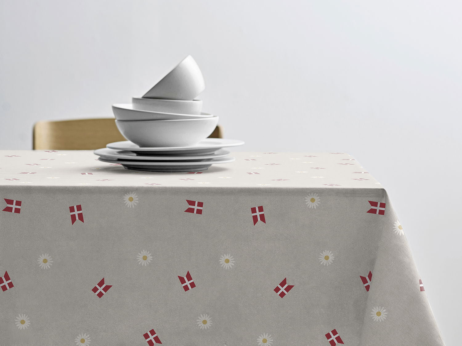 Södahl Tillykke vandafvisende akryldug med Dannebrog og margueritter med antislip - tilpasses i ønskede mål og leveres rullet på rør