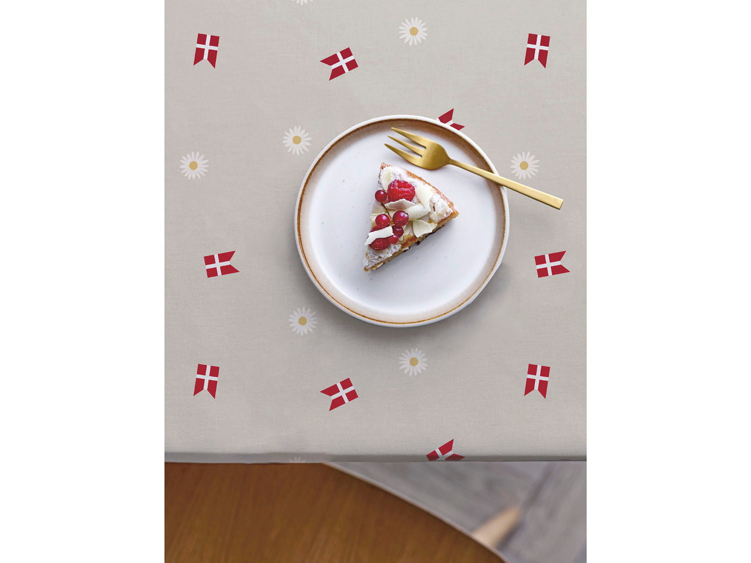 Södahl Tillykke vandafvisende akryldug med Dannebrog og margueritter med antislip - tilpasses i ønskede mål og leveres rullet på rør