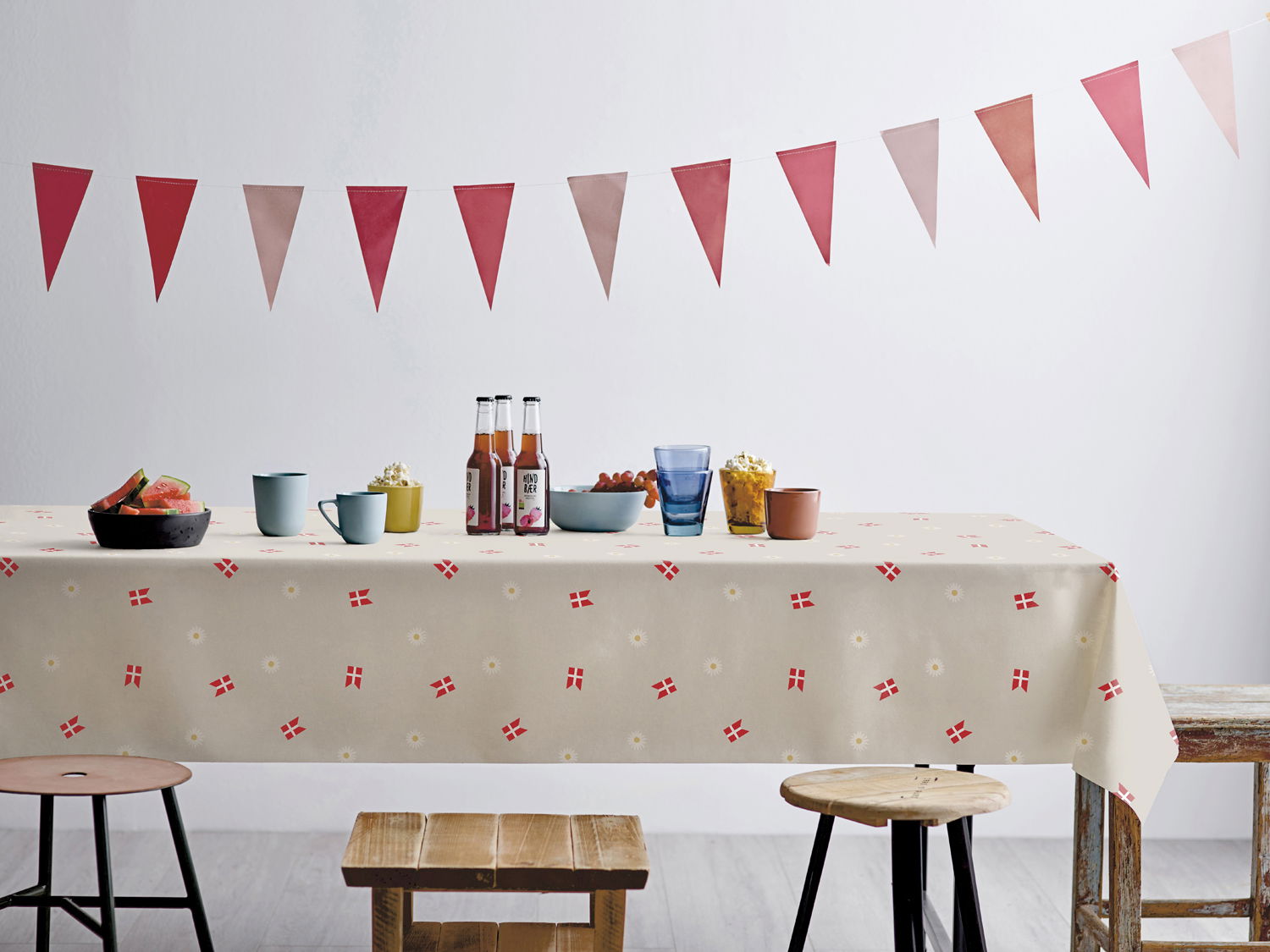 Södahl Tillykke vandafvisende akryldug med Dannebrog og margueritter med antislip - tilpasses i ønskede mål og leveres rullet på rør