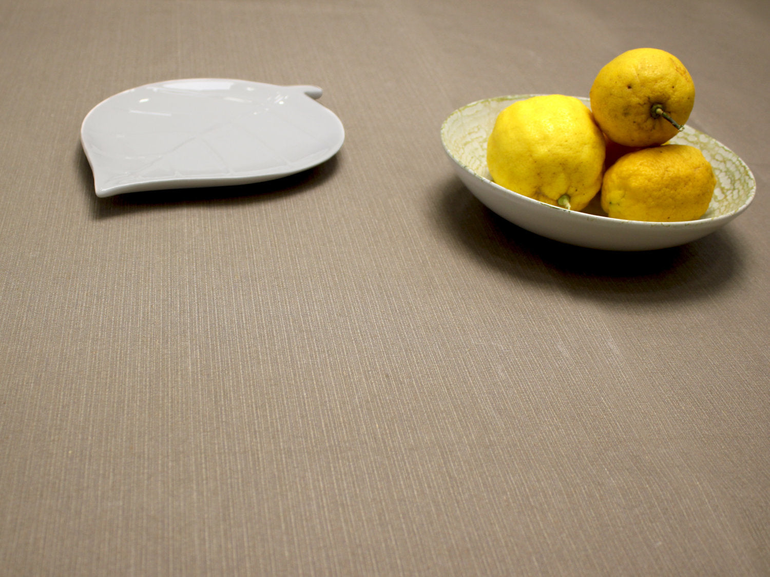 Vandafvisende akryldug i sandfarve farve med rolig struktur – tilpasses i ønskede mål og leveres rullet på rør