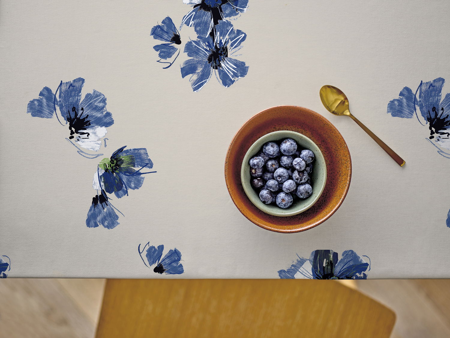 Södahl Flora vandafvisende akryldug med blå blomster med antislip - tilpasses i ønskede mål og leveres rullet på rør