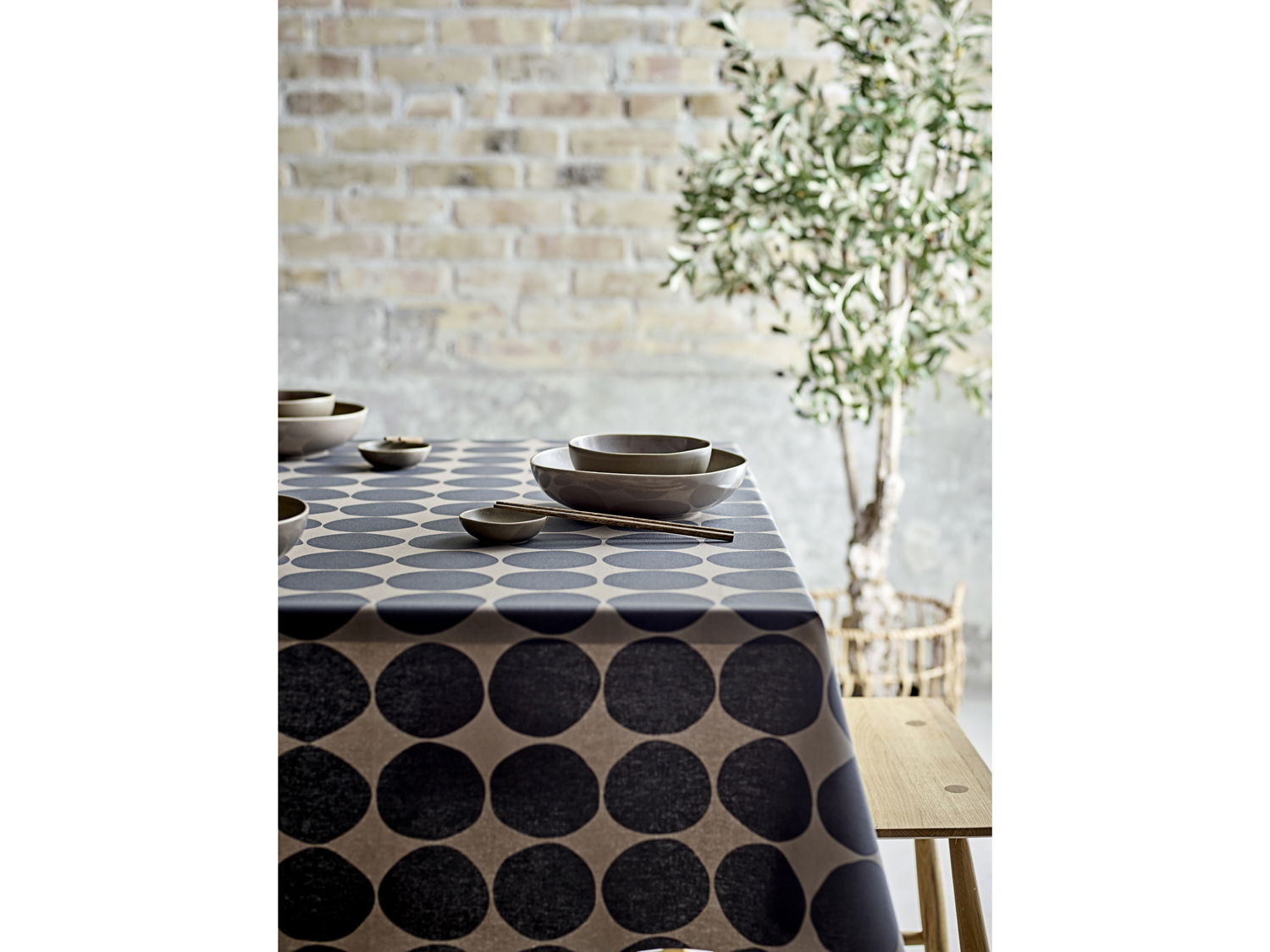 Södahl Bubbles vandafvisende akryldug i jordfarve med antislip - tilpasses i ønskede mål og leveres rullet på rør