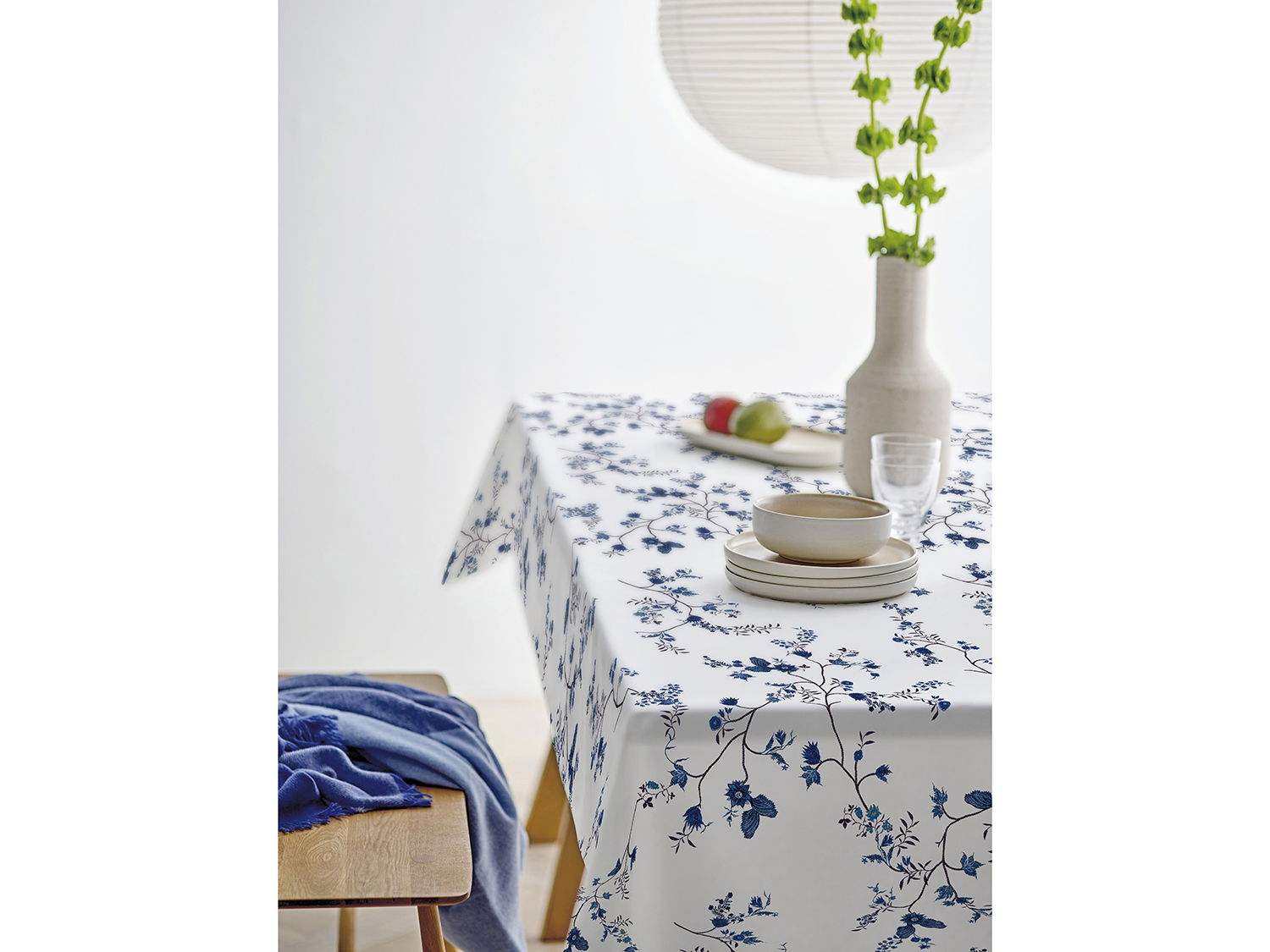 Södahl Grace vandafvisende akryldug med blå blomster med antislip - tilpasses i ønskede mål og leveres rullet på rør