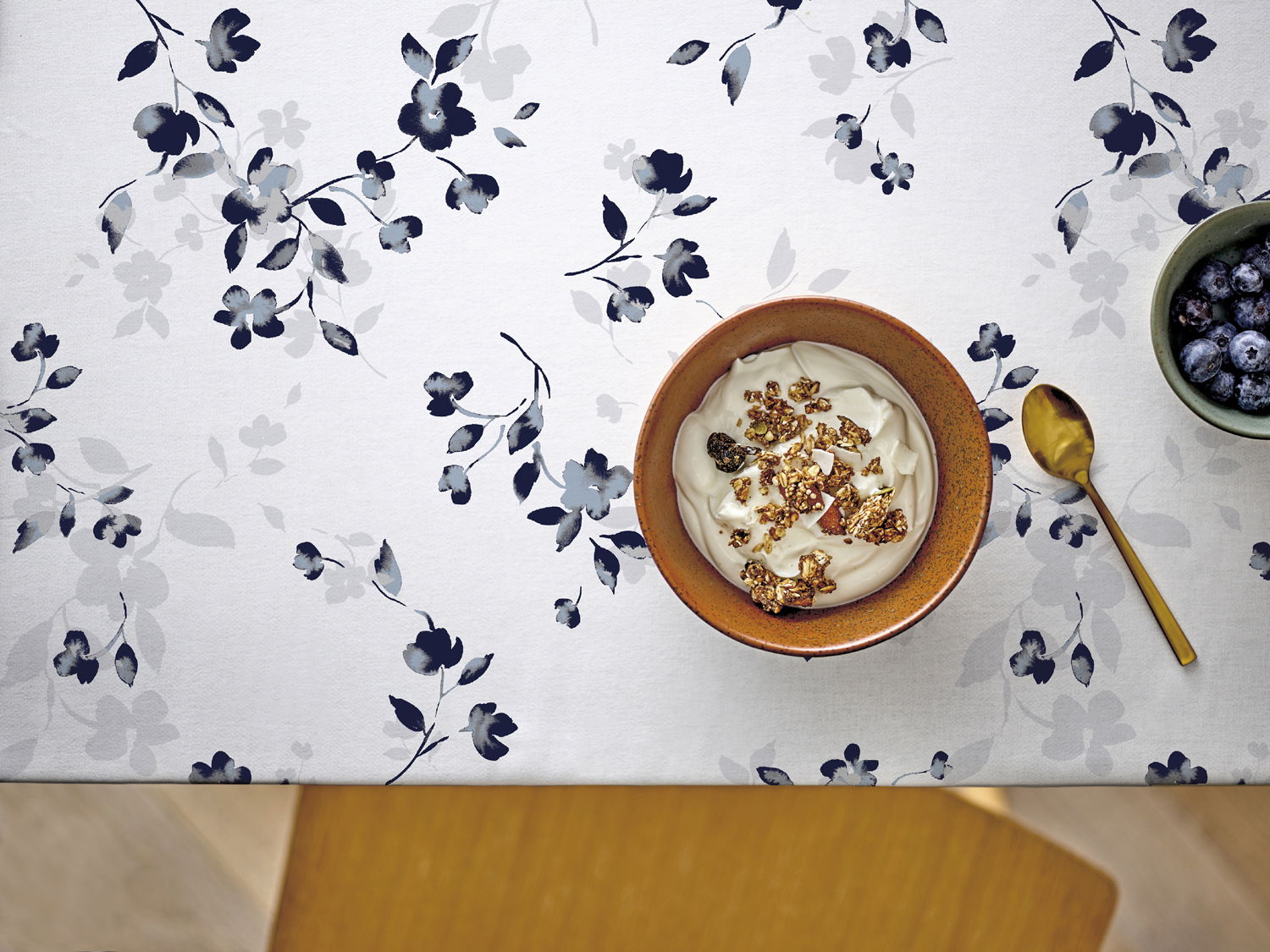 Södahl Cherry Blossom vandafvisende akryldug i grå med antislip - tilpasses i ønskede mål og leveres rullet på rør