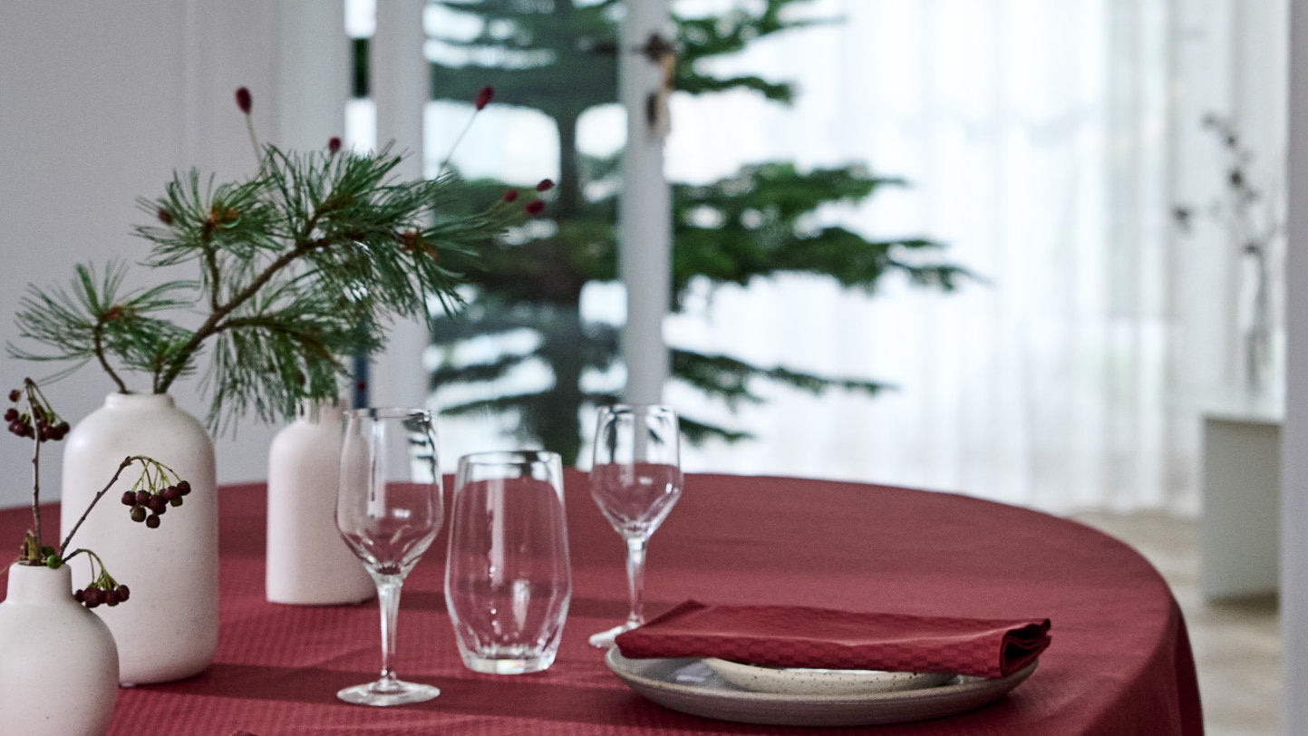 Compliments Tile Damask dug – Rund vinrød bomuldsdug i klassisk mønster (Ø200 cm)