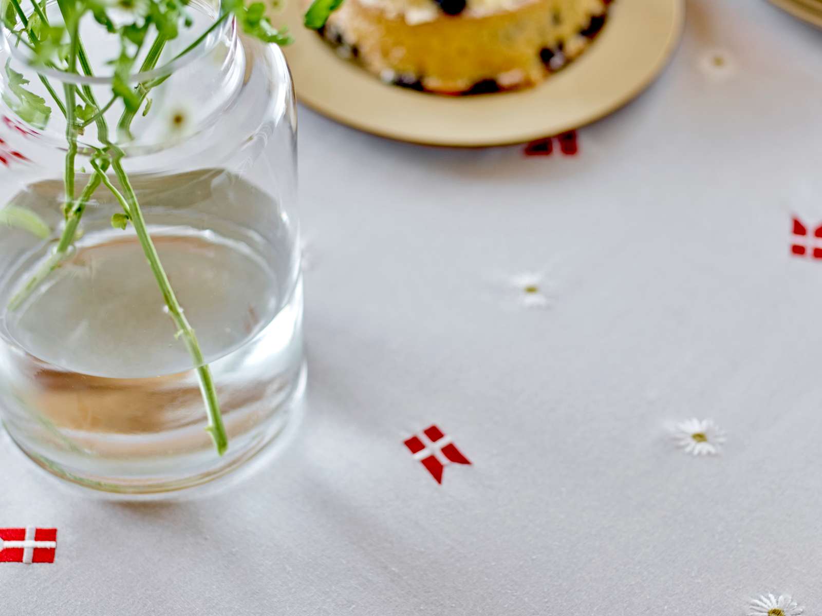 Södahl Birthday Embroidery Dug – 140 × 220 cm (hvid)