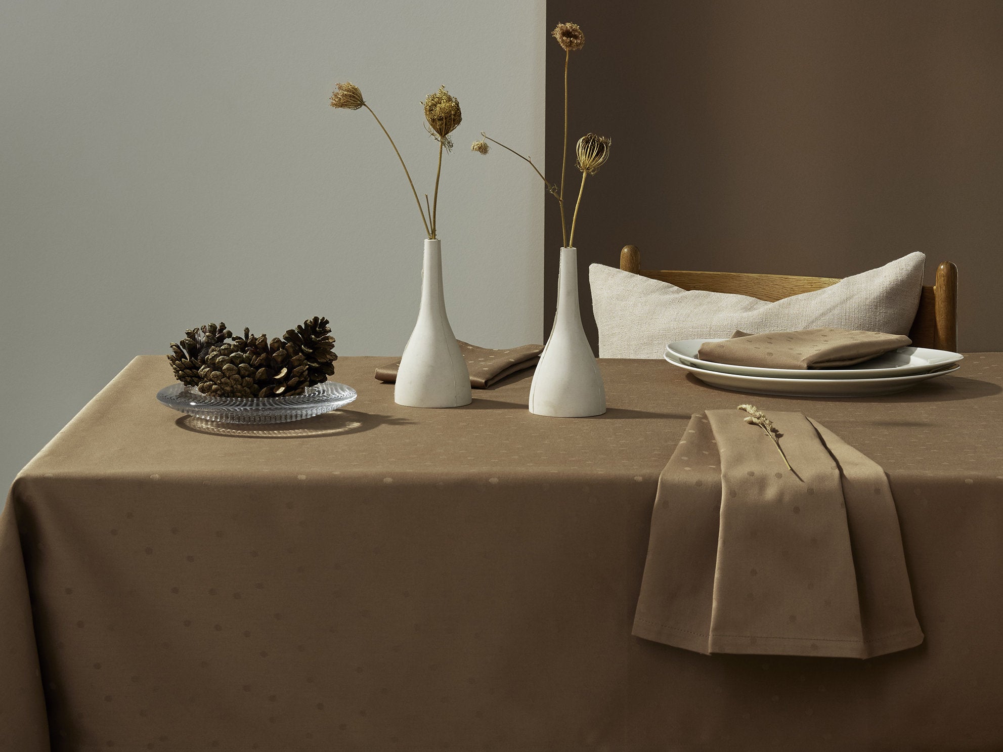 Compliments Confetti Damask dug 150 x 350 cm – Valnøddebrun