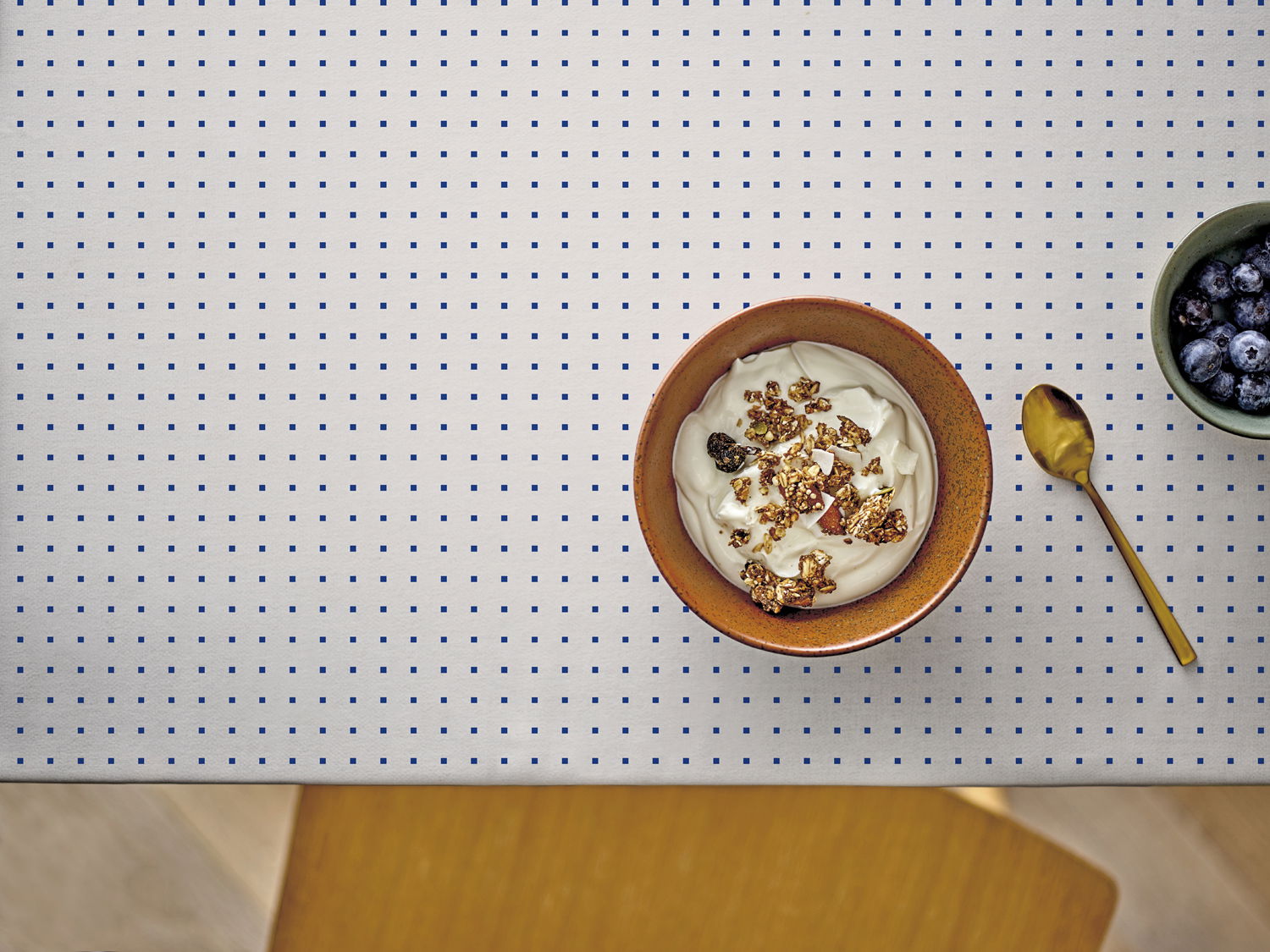 Södahl Petit Royal Blue vandafvisende akryldug i lys grå med blåt mønster med antislip - bredde 140 cm - tilpasses i ønskede mål og leveres rullet på rør