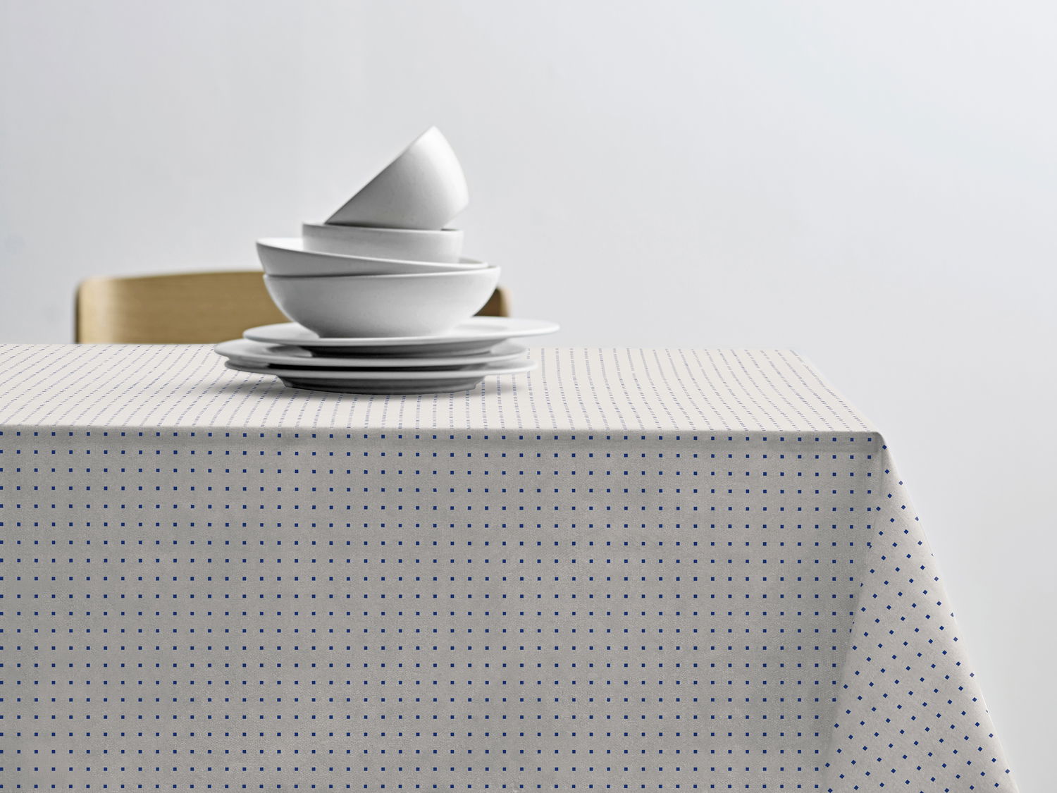 Södahl Petit Royal Blue vandafvisende akryldug i lys grå med blåt mønster med antislip - bredde 140 cm - tilpasses i ønskede mål og leveres rullet på rør