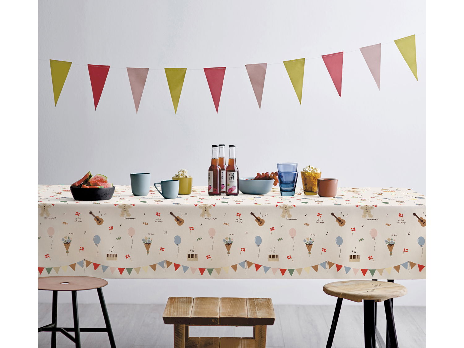 Södahl Fødselsdag vandafvisende akryldug med flag og festlige detaljer med antislip - bredde 140 cm - tilpasses i ønskede mål og leveres rullet på rør