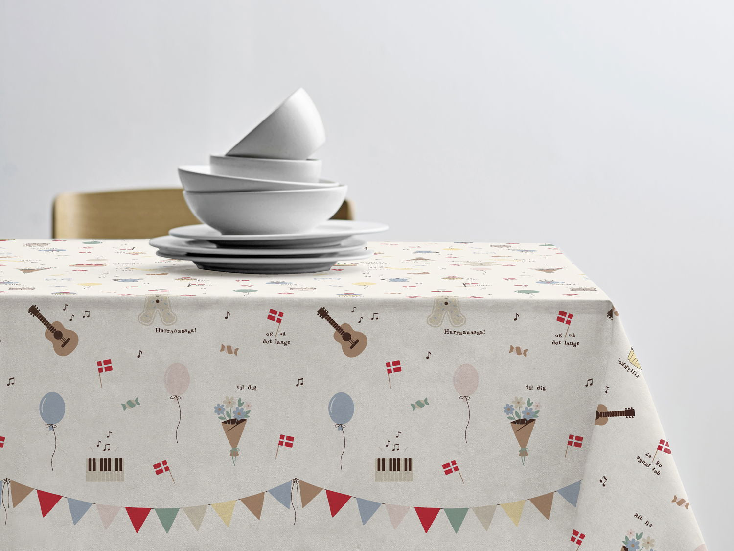 Södahl Fødselsdag vandafvisende akryldug med flag og festlige detaljer med antislip - bredde 140 cm - tilpasses i ønskede mål og leveres rullet på rør