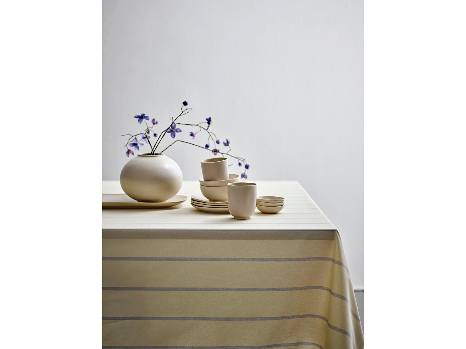 Södahl Echo Yellow vandafvisende akryldug i lyse gule og grå nuancer med antislip - bredde 140 cm - tilpasses i ønskede mål og leveres rullet på rør