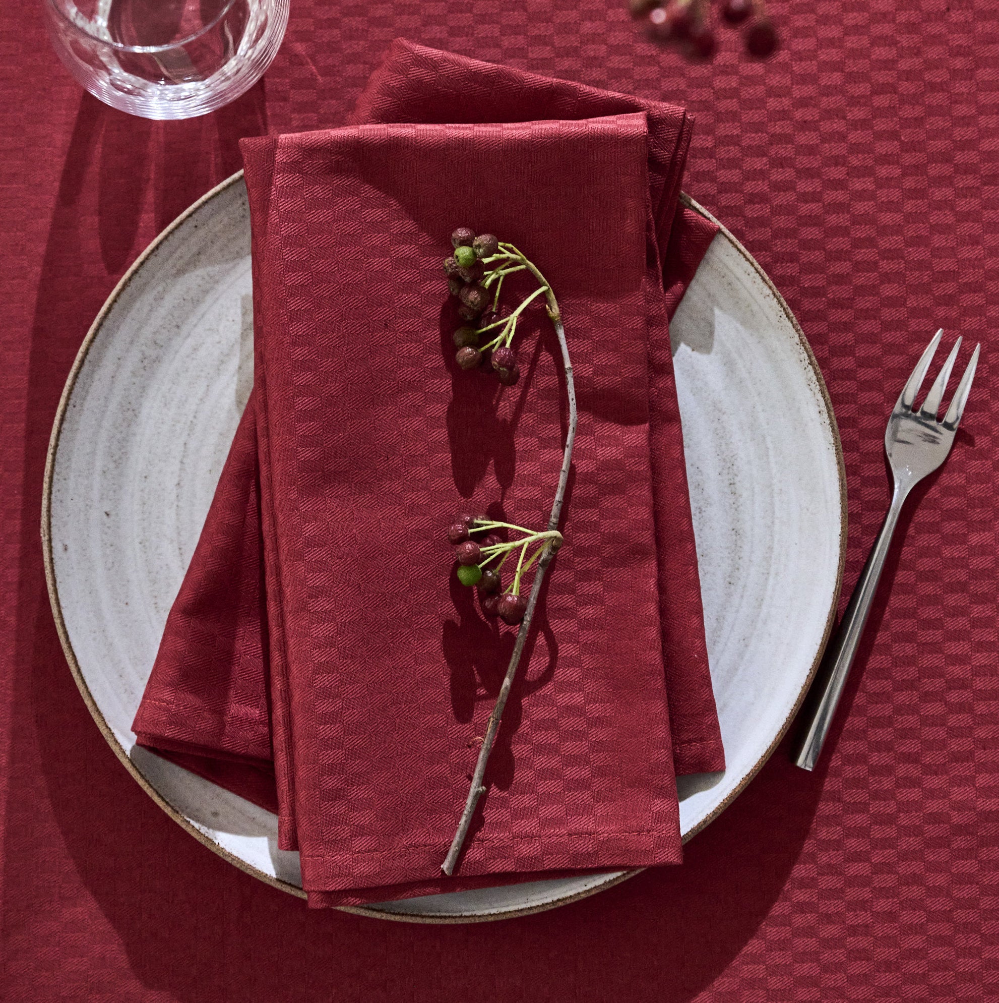 Compliments Tile Damask dug – Rund vinrød bomuldsdug i klassisk mønster (Ø200 cm)