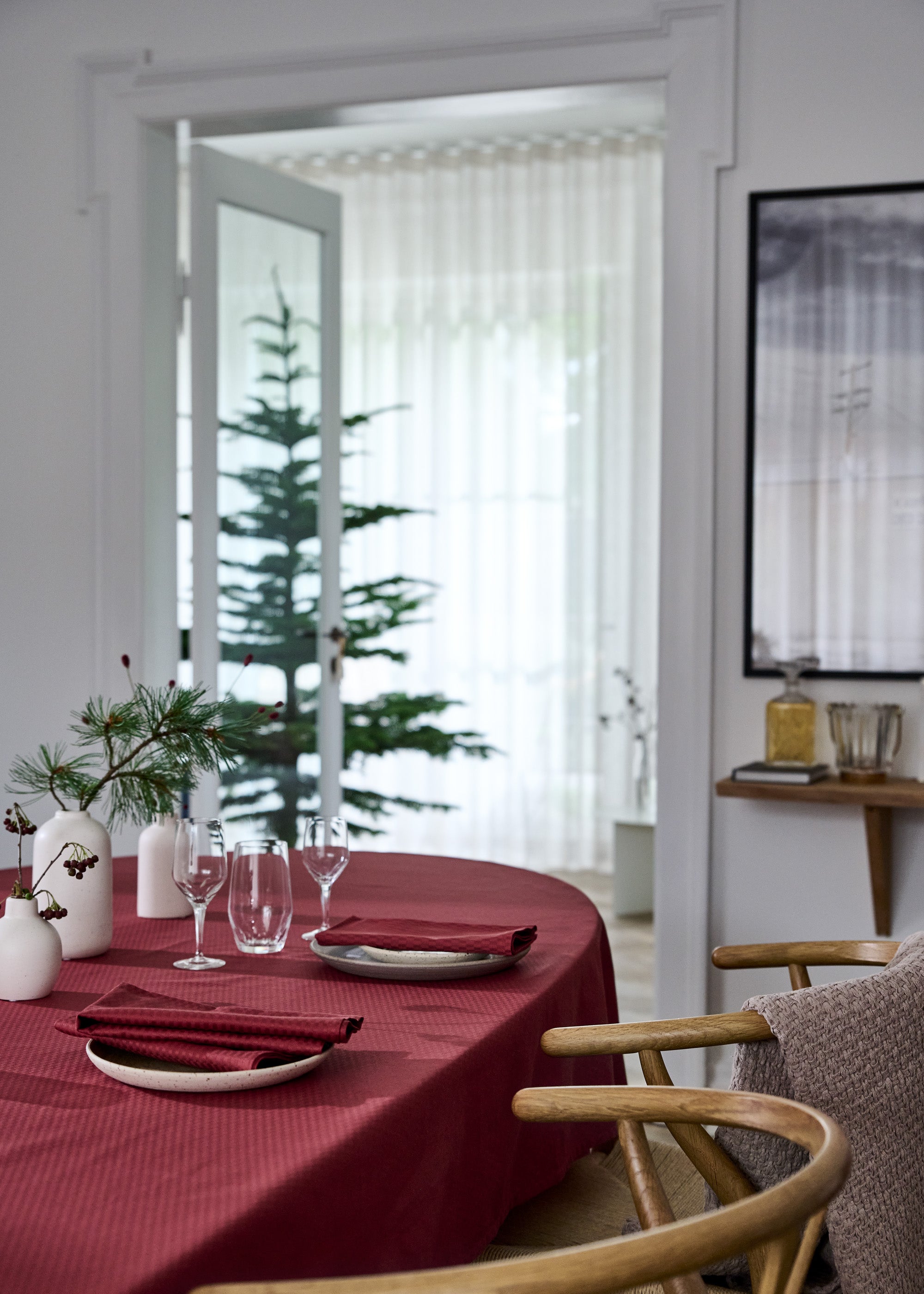 Compliments Tile Damask dug – Vinrød bomuldsdug i klassisk mønster (150 × 250 cm)