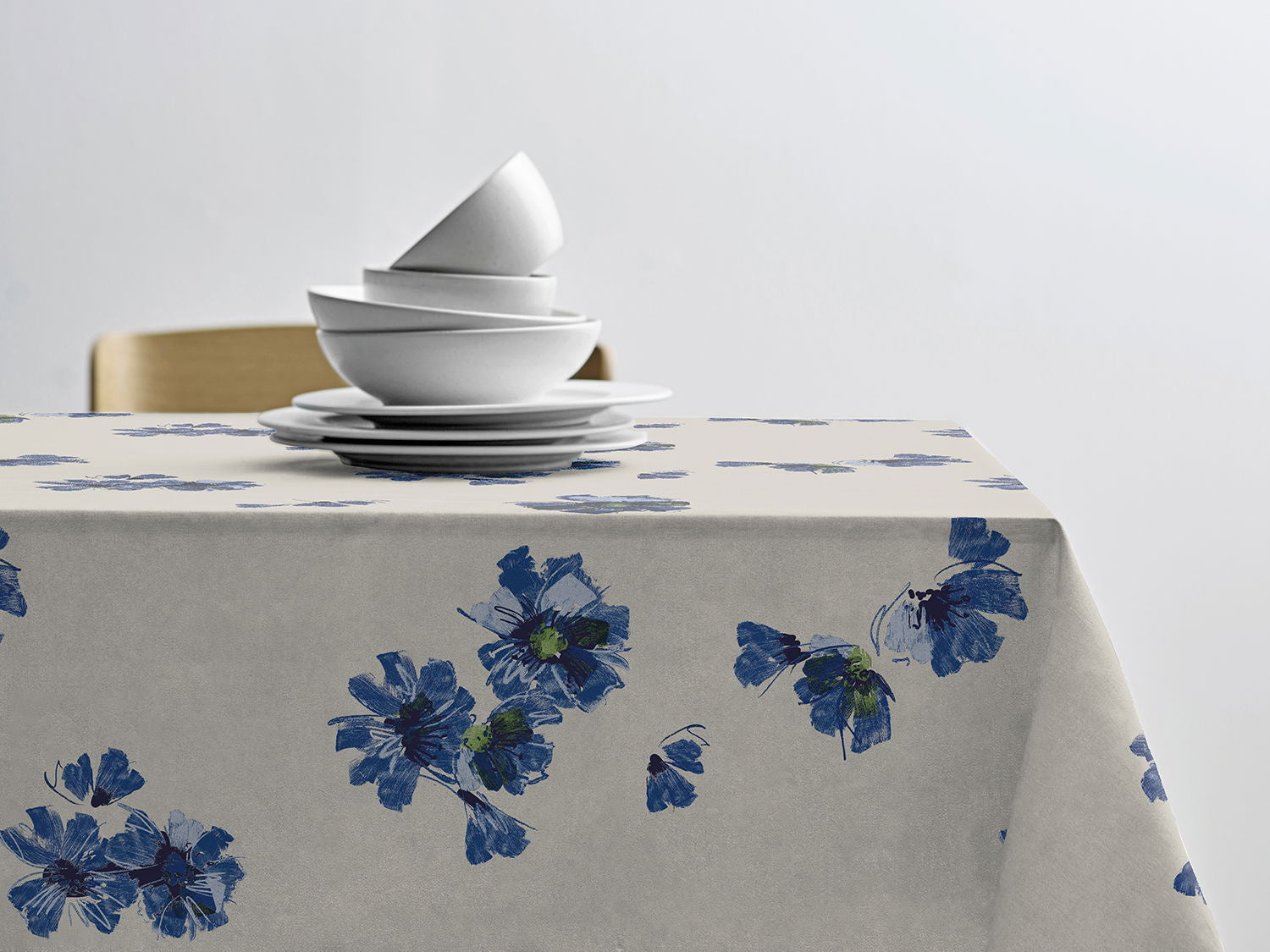 Södahl Flora vandafvisende akryldug med blå blomster med antislip - tilpasses i ønskede mål og leveres rullet på rør