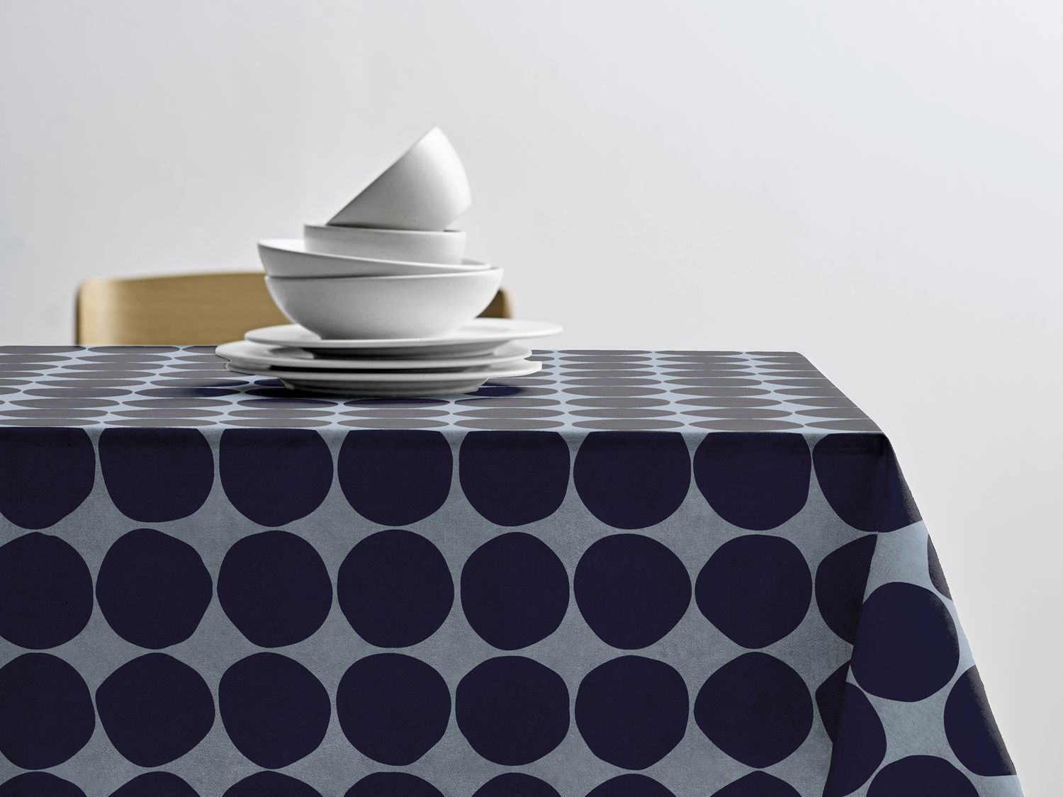 Södahl Bubbles vandafvisende akryldug i navy blue med antislip - tilpasses i ønskede mål og leveres rullet på rør