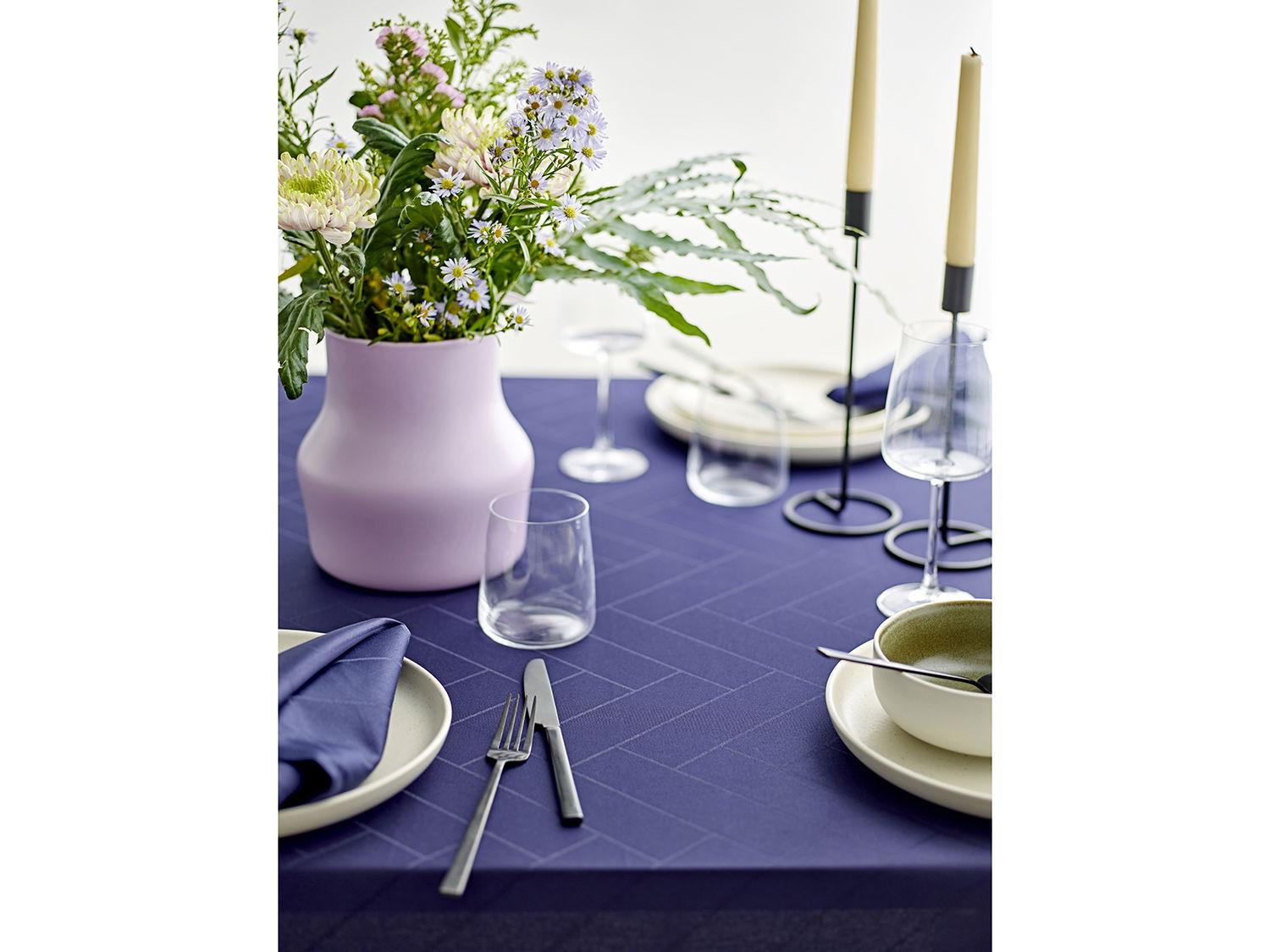 Södahl Tiles vandafvisende akryldug i indigoblå med antislip - tilpasses i ønskede mål og leveres rullet på rør