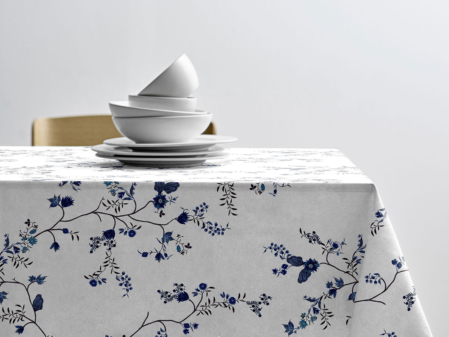 Södahl Grace vandafvisende akryldug med blå blomster med antislip - tilpasses i ønskede mål og leveres rullet på rør