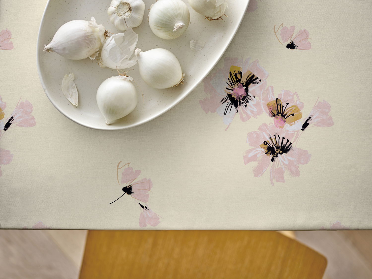 Södahl Flora vandafvisende akryldug med blomstermotiv i lys gul med antislip - tilpasses i ønskede mål og leveres rullet på rør