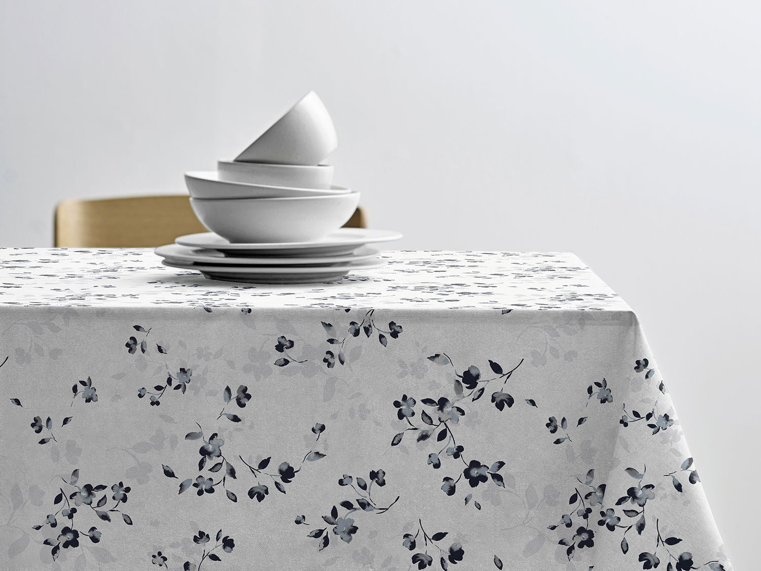 Södahl Cherry Blossom vandafvisende akryldug i grå med antislip - tilpasses i ønskede mål og leveres rullet på rør