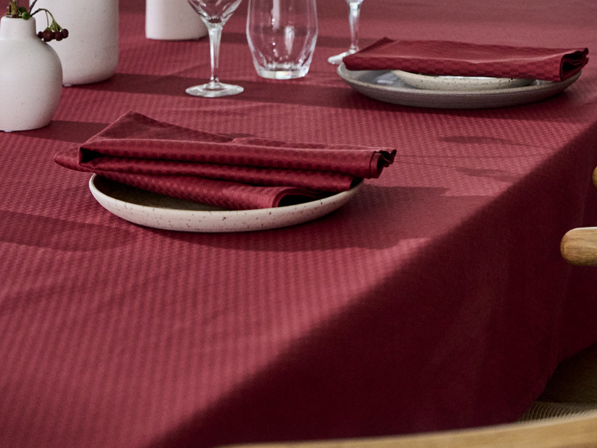 Compliments Tile Damask dug – Vinrød bomuldsdug i klassisk mønster (150 × 250 cm)