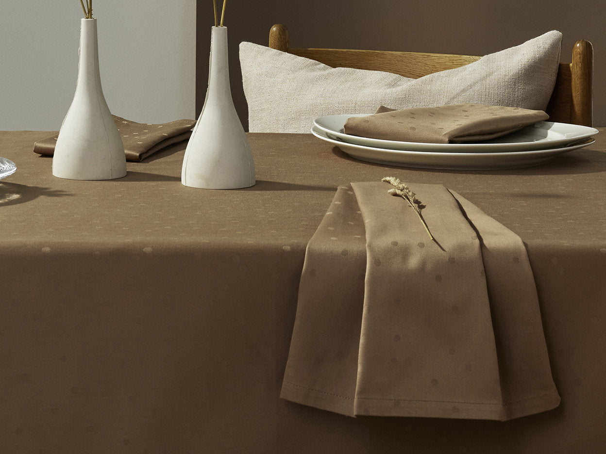 Compliments Confetti Damask dug 150 x 350 cm – Valnøddebrun