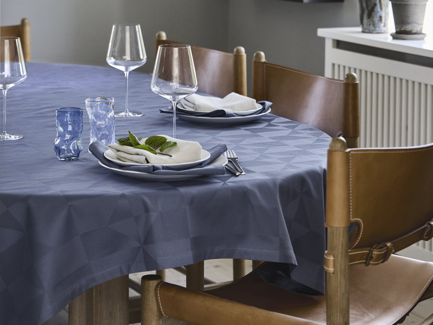 Compliments Ice Damask dug 140 x 270 cm – blå