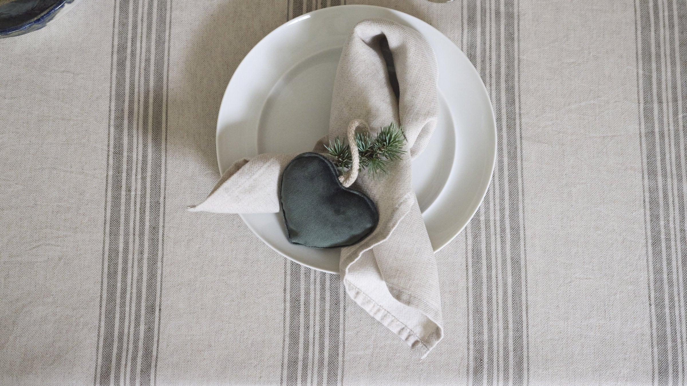 Arles hør-/bomuldsdug – Hørfarvet med blommefarvede striber (150 × 250 cm)